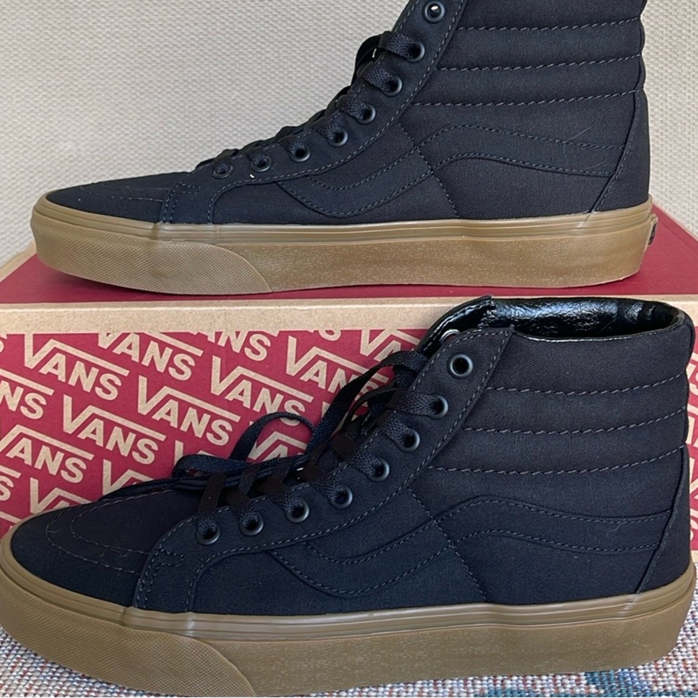 Vans Men’s Sk8-Hi Reissue (Canvas Gum) Black/Lghtgm
VN0A2XSBL0D
Sneakers